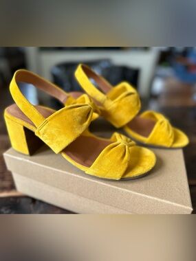 gentle souls by Kenneth Cole Yellow Suede Bow Detail Block Heels size 10